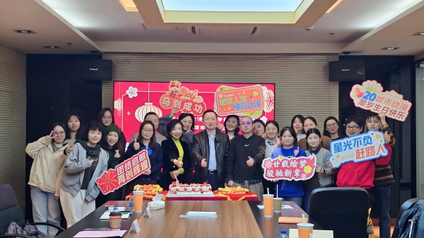 员工合影(1).jpg 员工合影(1).jpg